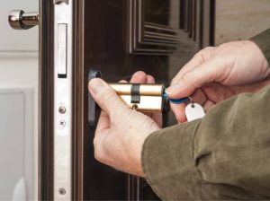 aprire una porta senza chiave