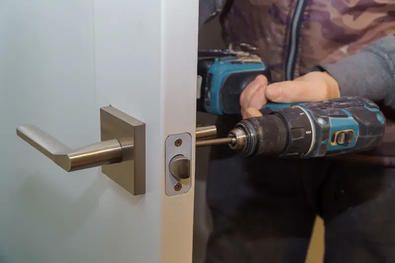Tecnico al lavoro durante l'apertura di una porta blindata a Monza