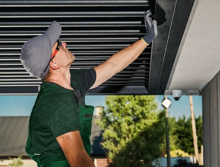 Tecnico al lavoro sulla riparazione di una tapparella a Monza
