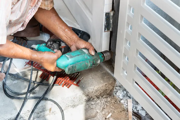 Tecnico al lavoro sull'automazione di un cancello a Monza
